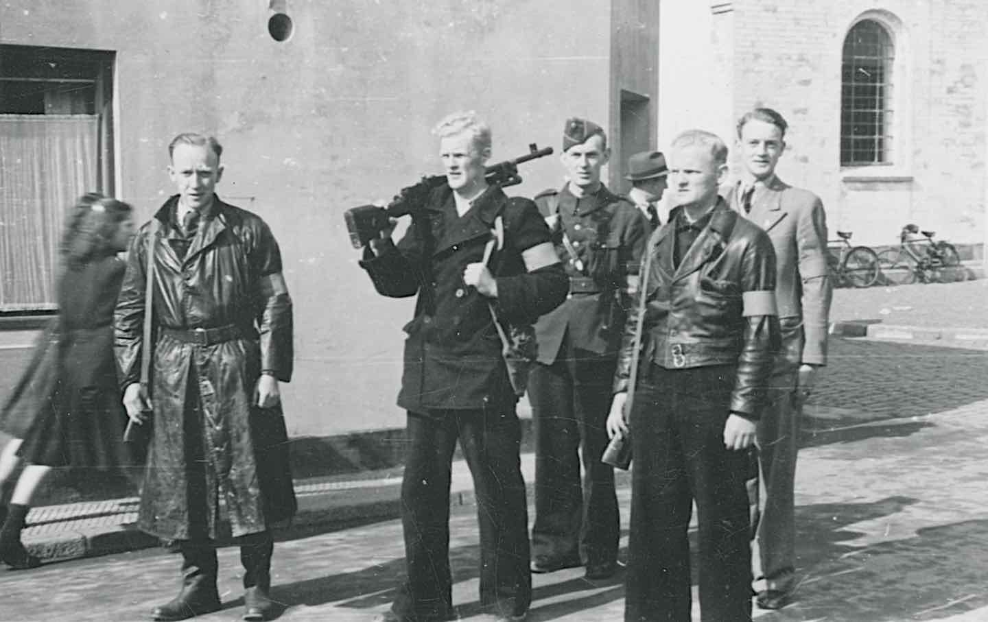 A group of resistance fighters at Lemvig Church. One of them has a Madsen machine gun over his shoulder.